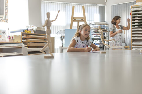 Mädchen und Lehrer in einer Kunstklasse - ZEF005019