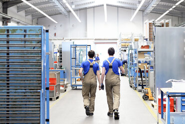 Arbeiter in einer Fabrik für Schaltanlagenbau - LYF000419