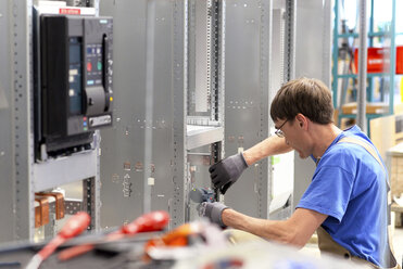 Arbeiter in einer Fabrik für Schaltanlagenbau - LYF000413