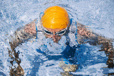 Spanien, Mallorca, Sa Coma, Triathlet-Schwimmer, der aus dem Wasser aufsteigt - MFF001612