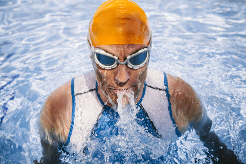 Spanien, Mallorca, Sa Coma, Triathlet-Schwimmer, der aus dem Wasser aufsteigt - MFF001614