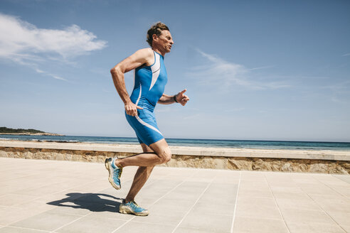 Spanien, Mallorca, Sa Coma, Triathlet auf der Strandpromenade - MFF001616