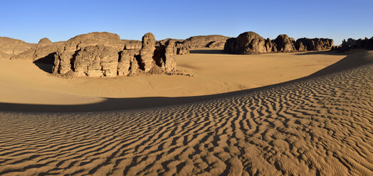 Afrika, Algerien, Sahara, Nationalpark Tassili N'Ajjer, Tadrart, Felstürme und Sanddünen im Gebiet Tiou Tatarene - ESF001570