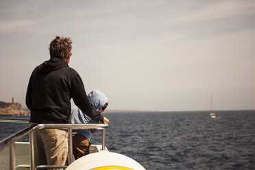 Spanien, Mallorca, Junge und Mann stehen auf einem Segelboot und schauen auf das Wasser - MFF001584