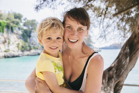 Spanien, Mallorca, Porto Christo, Porträt von Mutter und kleinem Sohn, lizenzfreies Stockfoto