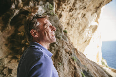 Spanien, Mallorca, Arta, Mann steht in einer Höhle und betrachtet die Aussicht - MFF001593