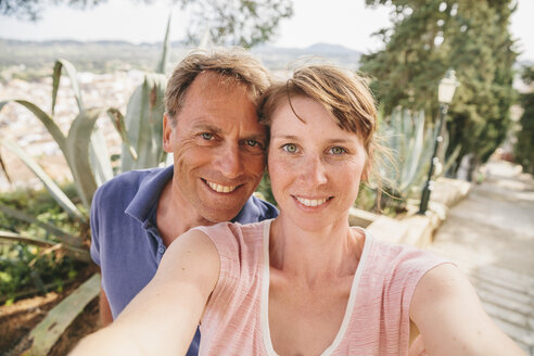 Spanien, Mallorca, Arta, Porträt eines Paares bei einem Selfie - MFF001594