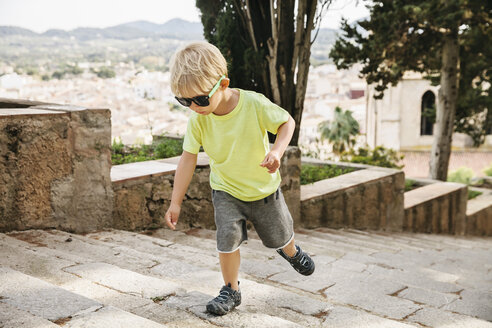 Spanien, Mallorca, Arta, blonder kleiner Junge, der die Treppe hinaufsteigt - MFF001595