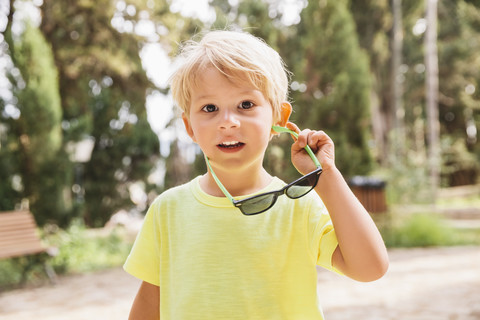 Spanien, Mallorca, Porträt eines blonden kleinen Jungen mit Sonnenbrille, lizenzfreies Stockfoto