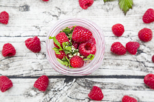 Himbeeren, Chia, Milch, Kiwi, Hanfsamen und Minze in einem Glas - LVF003317