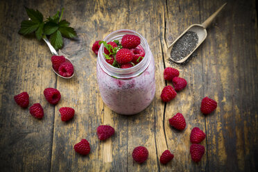 Himbeeren, Chia, Milch, Kiwi, Hanfsamen und Minze in einem Glas - LVF003319