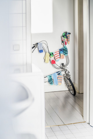 Fahrrad als Wäscheständer benutzt, lizenzfreies Stockfoto