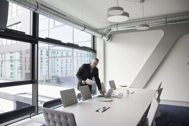 Businessman preparing for conference - RBF002658