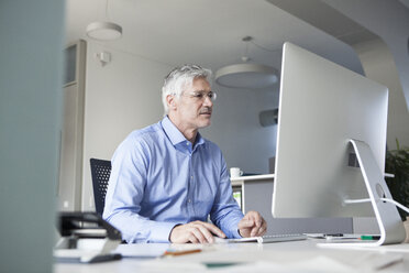 Businessman working at computer - RBF002728