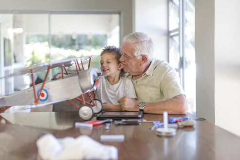 Großvater und Enkel bauen ein Modellflugzeug auf - ZEF004852
