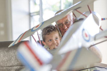 Großvater und Enkel bauen ein Modellflugzeug auf - ZEF004854