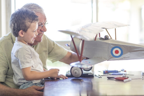 Großvater und Enkel bauen ein Modellflugzeug auf - ZEF004855