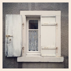 Deutschland, Rheinland-Pfalz, Fenster an altem Haus - GWF003951