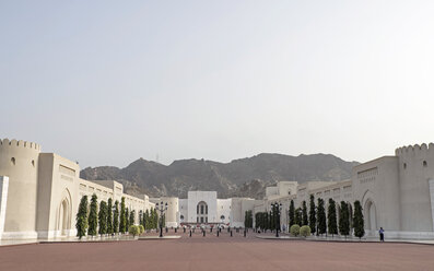 Oman, Muscat, Qasr al-Alam, Palast von Sultan Qaboos, Blick auf das Nationalmuseum - HL000870
