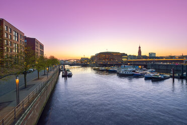 Deutschland, Hamburg, Binnenhafen bei Sonnenuntergang - RJF000435