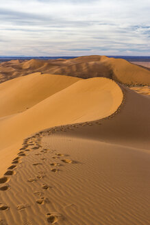 Marokko, Sahara, Erg Chebbi, Fußspuren auf Wüstendüne - HSKF000014