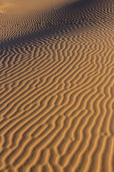 Marokko, Sahara, Erg Chebbi, Muster auf Wüstendüne - HSKF000016