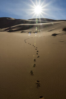Marokko, Sahara, Erg Chebbi, Fußspuren auf Wüstendüne - HSKF000017