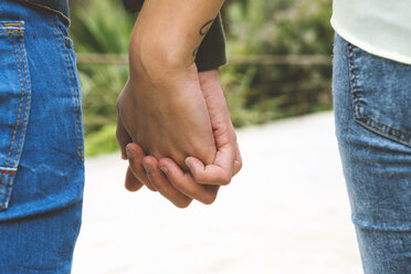 Man and woman holding hands - GEMF000241