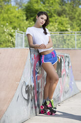 Portrait of female inline-skater - SHKF000307