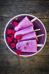 Bowl with raspberry chia ice lollies and raspberries - LVF003323