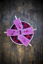 Bowl with raspberry chia ice lollies and raspberries - LVF003325