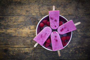 Bowl with raspberry chia ice lollies and raspberries - LVF003326