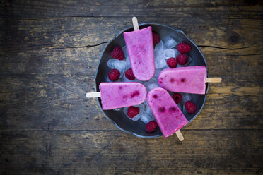 Bowl with raspberry chia ice lollies and raspberries - LVF003327