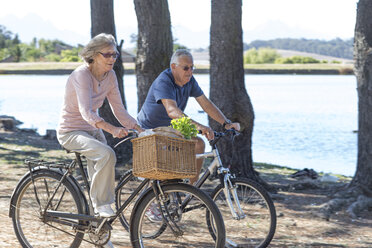 Älteres Paar auf dem Fahrrad - ZEF004740