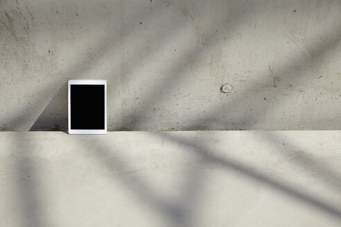 Digitales Tablet auf Betonboden - FMKF001555