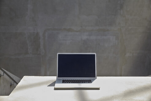 Laptop in einem modernen Gebäude - FMKF001556