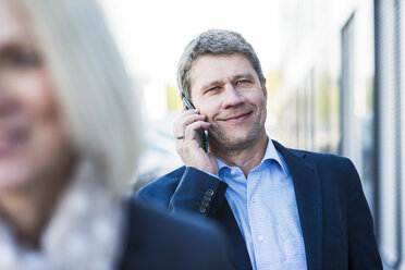 Geschäftsmann auf der Straße beim Telefonieren - UUF004089