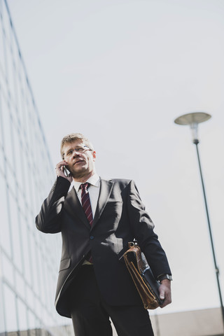 Geschäftsmann mit Mobiltelefon, lizenzfreies Stockfoto