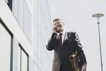 Businessman using mobile phone - UUF004112