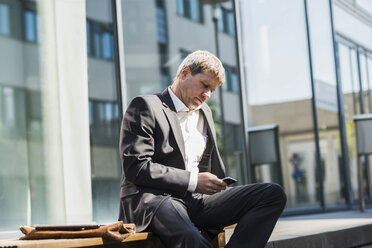 Businessman using mobile phone - UUF004113