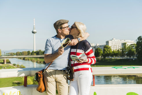 Deutschland, Mannheim, Reifes Paar auf Städtereise, küssend auf Brücke - UUF004156