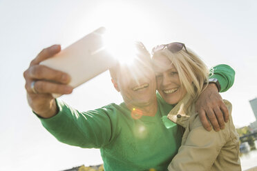 Älteres Paar nimmt Selfie mit Smartphone - UUF004139