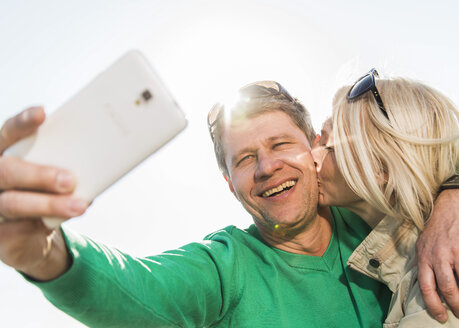 Älteres Paar nimmt Selfie mit Smartphone - UUF004140