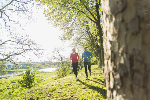 Deutschland, Mannheim, Älteres Paar joggt im Park - UUF004146