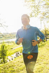 Deutschland, Mannheim, Älterer Mann joggt im Park - UUF004148