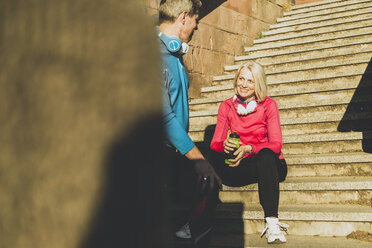 Deutschland, Mannheim, Joggendes Paar macht Pause - UUF004154