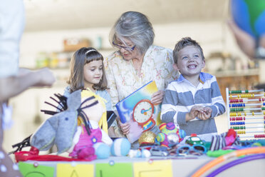 Kinder machen einen Flohmarkt, unterstützt von der Großmutter - ZEF004889