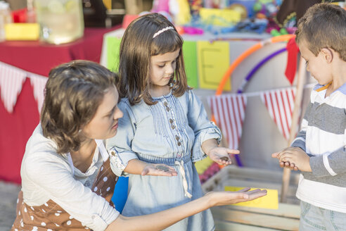 Kinder beim Flohmarkt, die mit ihrer Mutter Geld zählen - ZEF004890