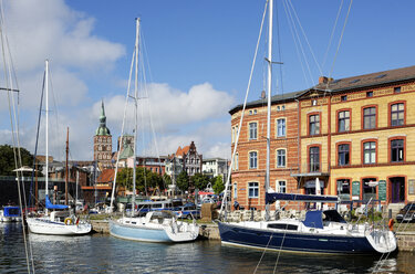 Germany, Stralsund, sailboats in harbor - LHF000473