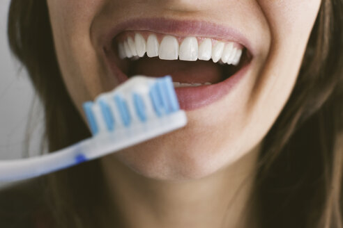 Young woman brushing teeth - EBSF000602